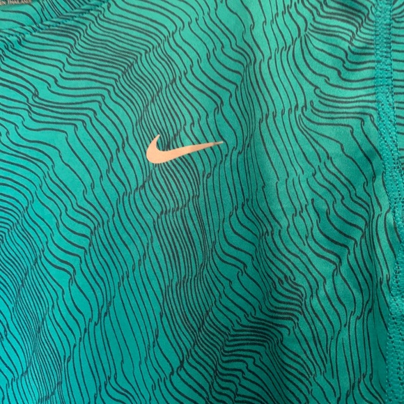 Nike Short Sleeve - Picture 3 of 7